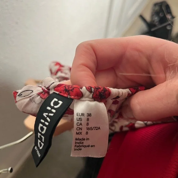 Divided H&M Red Floral Patterned romper - Picture 8 of 8